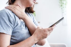 Αυχενική δισκοκήλη & «Text Neck»: Πώς το κινητό και η καθιστική ζωή καταστρέφουν τον αυχένα μας 1 Αυχενική Δισκοκήλη & Κινητό (text neck): Τι ζημιά προκαλεί;