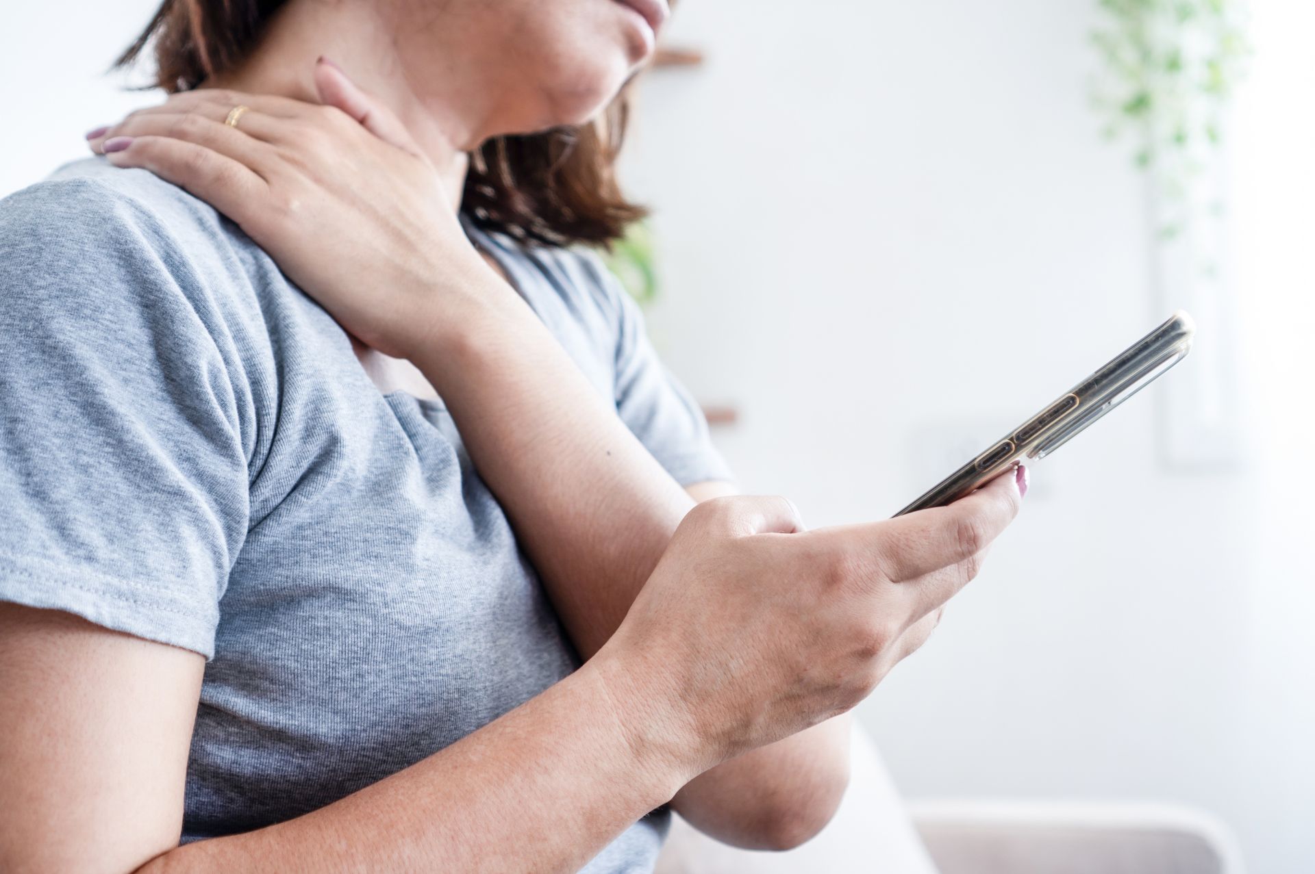 Αυχενική δισκοκήλη & «Text Neck»: Πώς το κινητό και η καθιστική ζωή καταστρέφουν τον αυχένα μας